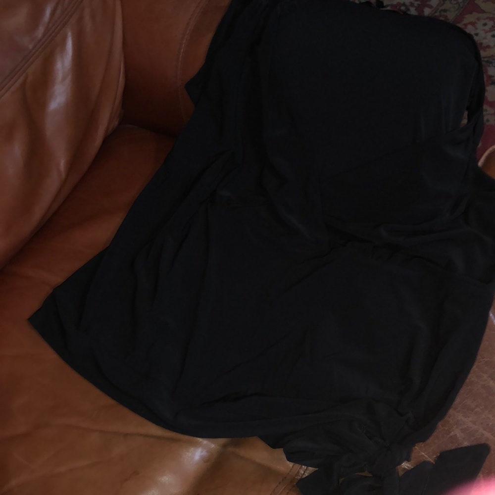 Cute v neck Lauren Max top